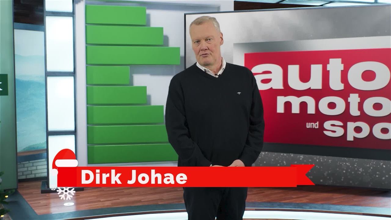 Standbild aus der VR Produktion: Ein Moderator steht in einem virtuellen Studio, unten ist seine Namenszeile eingeblendet